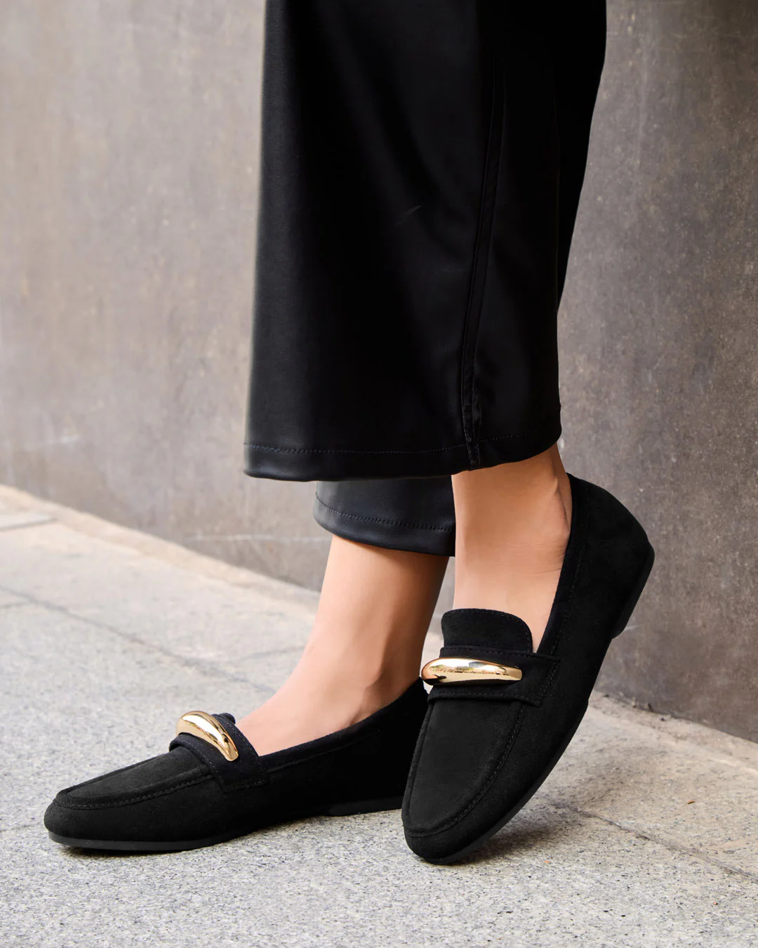 MOCASSINS EN DAIM POUR FEMME  NOIR AVEC BOUCLE DORÉE